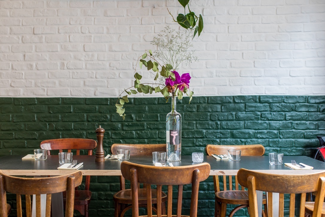 restaurant-tables-green-wall-1-1